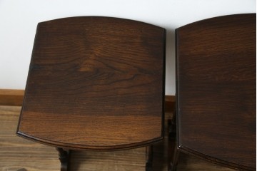 イギリスアンティーク　オーク材　落ち着いた色味とスラリと伸びた脚が魅力的なネストテーブル　(R-077521)