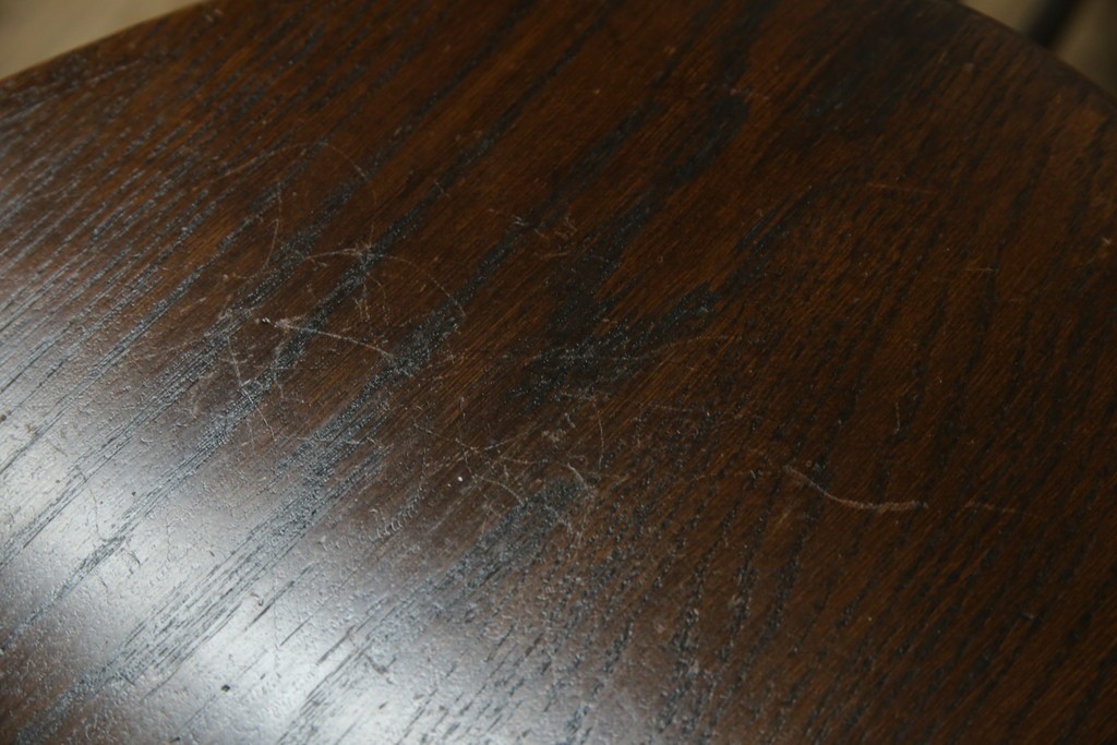 イギリスアンティーク　オーク材　落ち着いた色味とスラリと伸びた脚が魅力的なネストテーブル　(R-077521)