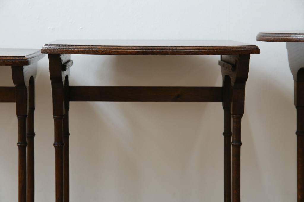 イギリスアンティーク　オーク材　落ち着いた色味とスラリと伸びた脚が魅力的なネストテーブル　(R-077521)