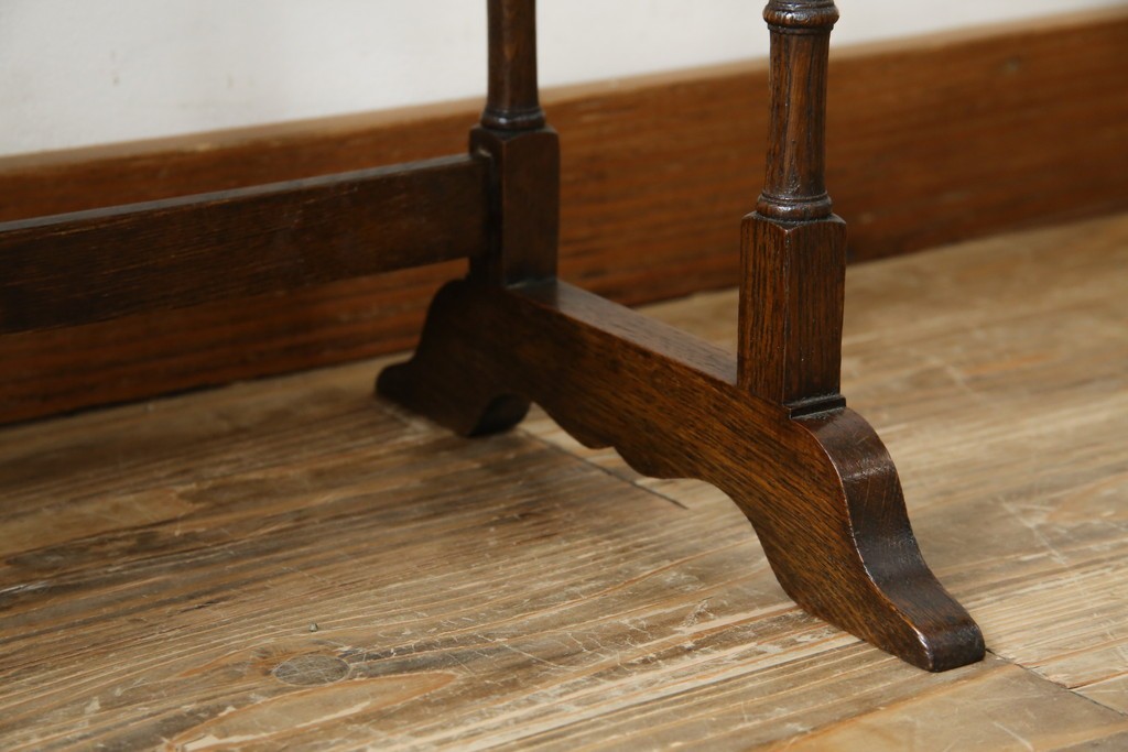 イギリスアンティーク　オーク材　落ち着いた色味とスラリと伸びた脚が魅力的なネストテーブル　(R-077521)