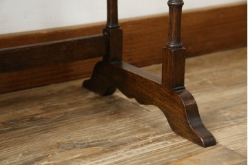 イギリスアンティーク　オーク材　落ち着いた色味とスラリと伸びた脚が魅力的なネストテーブル　(R-077521)