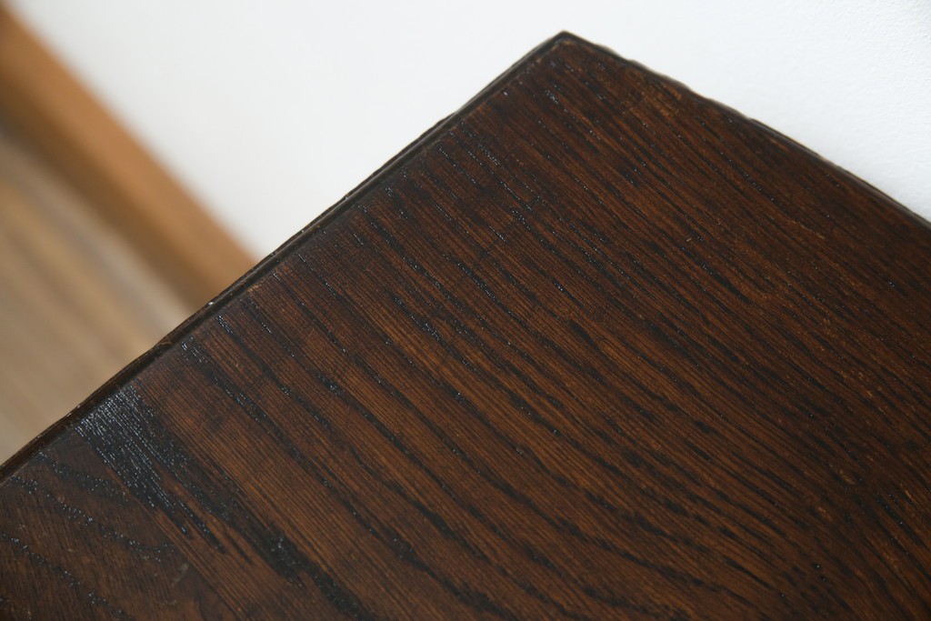 イギリスアンティーク　オーク材　落ち着いた色味とスラリと伸びた脚が魅力的なネストテーブル　(R-077521)