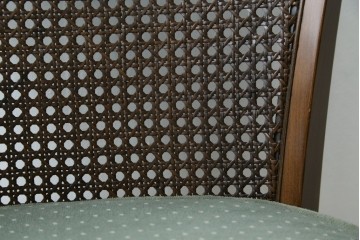 中古　カリモク家具(karimoku)　domani(ドマーニ)　QUEENS LIFE(クイーンズライフ)　ラタン編みの背もたれが涼し気なアームチェア　定価約10万円　(R-077525)