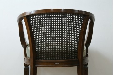 中古　カリモク家具(karimoku)　domani(ドマーニ)　QUEENS LIFE(クイーンズライフ)　ラタン編みの背もたれが涼し気なアームチェア　定価約10万円　(R-077525)