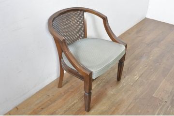 中古　カリモク家具(karimoku)　domani(ドマーニ)　QUEENS　LIFE(クイーンズライフ)　ラタンの背もたれがお洒落なアームチェア(ラウンジチェア、イージーチェア、ダイニングチェア、椅子、イス、籐、トウ)(定価約10万円)(R-077525)