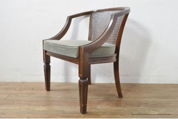 中古　カリモク家具(karimoku)　domani(ドマーニ)　QUEENS　LIFE(クイーンズライフ)　ラタンの背もたれがお洒落なアームチェア(ラウンジチェア、イージーチェア、ダイニングチェア、椅子、イス、籐、トウ)(定価約10万円)(R-077525)