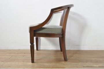 中古　カリモク家具(karimoku)　domani(ドマーニ)　QUEENS　LIFE(クイーンズライフ)　ラタンの背もたれがお洒落なアームチェア(ラウンジチェア、イージーチェア、ダイニングチェア、椅子、イス、籐、トウ)(定価約10万円)(R-077525)