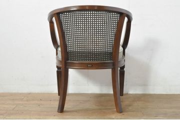 中古　カリモク家具(karimoku)　domani(ドマーニ)　QUEENS　LIFE(クイーンズライフ)　ラタンの背もたれがお洒落なアームチェア(ラウンジチェア、イージーチェア、ダイニングチェア、椅子、イス、籐、トウ)(定価約10万円)(R-077525)