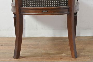 中古　カリモク家具(karimoku)　domani(ドマーニ)　QUEENS　LIFE(クイーンズライフ)　ラタンの背もたれがお洒落なアームチェア(ラウンジチェア、イージーチェア、ダイニングチェア、椅子、イス、籐、トウ)(定価約10万円)(R-077525)