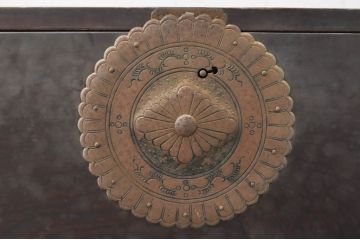 和製アンティーク　前面欅(ケヤキ)材　落ち着きのある佇まいが魅力的な相馬箪笥ローボード(時代箪笥、和たんす、衣装箪笥、引き出し、サイドボード、テレビ台、テレビボード、サイドチェスト)(R-077527)