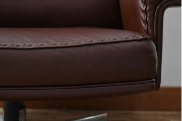スイスビンテージ　希少品!!　mobilia(モビリア)取り扱い　デセデ社　本革　モダンでスタイリッシュなデザインのラウンジチェアとオットマンのセット(イージーチェア、アームチェア、エグゼクティブチェア、オフィスチェア、フットスツール、レザー、ヴィンテージ)(R-077529)