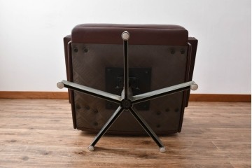 スイスビンテージ　希少品!!　mobilia(モビリア)取り扱い　デセデ社　本革　モダンでスタイリッシュなデザインのラウンジチェアとオットマンのセット(イージーチェア、アームチェア、エグゼクティブチェア、オフィスチェア、フットスツール、レザー、ヴィンテージ)(R-077529)