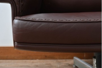 スイスビンテージ　希少品!!　mobilia(モビリア)取り扱い　デセデ社　本革　モダンでスタイリッシュなデザインのラウンジチェアとオットマンのセット(イージーチェア、アームチェア、エグゼクティブチェア、オフィスチェア、フットスツール、レザー、ヴィンテージ)(R-077529)