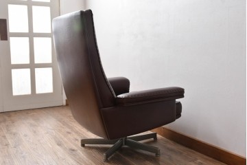 スイスビンテージ　希少品!!　mobilia(モビリア)取り扱い　デセデ社　本革　モダンでスタイリッシュなデザインのラウンジチェアとオットマンのセット(イージーチェア、アームチェア、エグゼクティブチェア、オフィスチェア、フットスツール、レザー、ヴィンテージ)(R-077529)