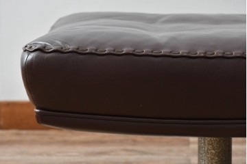 スイスビンテージ　希少品!!　mobilia(モビリア)取り扱い　デセデ社　本革　モダンでスタイリッシュなデザインのラウンジチェアとオットマンのセット(イージーチェア、アームチェア、エグゼクティブチェア、オフィスチェア、フットスツール、レザー、ヴィンテージ)(R-077529)