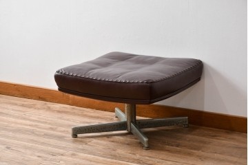 スイスビンテージ　希少品!!　mobilia(モビリア)取り扱い　デセデ社　本革　モダンでスタイリッシュなデザインのラウンジチェアとオットマンのセット(イージーチェア、アームチェア、エグゼクティブチェア、オフィスチェア、フットスツール、レザー、ヴィンテージ)(R-077529)
