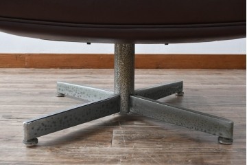 スイスビンテージ　希少品!!　mobilia(モビリア)取り扱い　デセデ社　本革　モダンでスタイリッシュなデザインのラウンジチェアとオットマンのセット(イージーチェア、アームチェア、エグゼクティブチェア、オフィスチェア、フットスツール、レザー、ヴィンテージ)(R-077529)