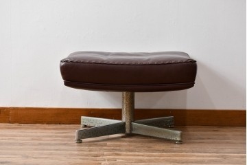 スイスビンテージ　希少品!!　mobilia(モビリア)取り扱い　デセデ社　本革　モダンでスタイリッシュなデザインのラウンジチェアとオットマンのセット(イージーチェア、アームチェア、エグゼクティブチェア、オフィスチェア、フットスツール、レザー、ヴィンテージ)(R-077529)