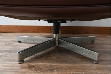 スイスビンテージ　希少品!!　mobilia(モビリア)取り扱い　デセデ社　本革　モダンでスタイリッシュなデザインのラウンジチェアとオットマンのセット(イージーチェア、アームチェア、エグゼクティブチェア、オフィスチェア、フットスツール、レザー、ヴィンテージ)(R-077529)