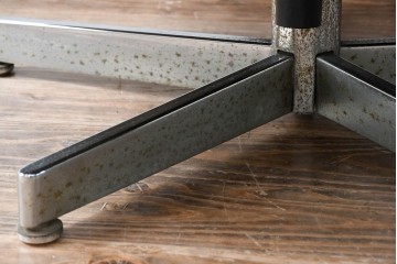 スイスビンテージ　希少品!!　mobilia(モビリア)取り扱い　デセデ社　本革　モダンでスタイリッシュなデザインのラウンジチェアとオットマンのセット(イージーチェア、アームチェア、エグゼクティブチェア、オフィスチェア、フットスツール、レザー、ヴィンテージ)(R-077529)