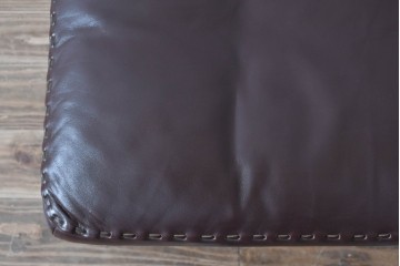 スイスビンテージ　希少品!!　mobilia(モビリア)取り扱い　デセデ社　本革　モダンでスタイリッシュなデザインのラウンジチェアとオットマンのセット(イージーチェア、アームチェア、エグゼクティブチェア、オフィスチェア、フットスツール、レザー、ヴィンテージ)(R-077529)