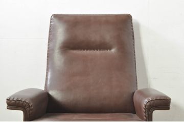 スイスビンテージ　希少品!!　mobilia(モビリア)取り扱い　デセデ社　本革　モダンでスタイリッシュなデザインのラウンジチェアとオットマンのセット(イージーチェア、アームチェア、エグゼクティブチェア、オフィスチェア、フットスツール、レザー、ヴィンテージ)(R-077529)