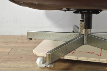 スイスビンテージ　希少品!!　mobilia(モビリア)取り扱い　デセデ社　本革　モダンでスタイリッシュなデザインのラウンジチェアとオットマンのセット(イージーチェア、アームチェア、エグゼクティブチェア、オフィスチェア、フットスツール、レザー、ヴィンテージ)(R-077529)