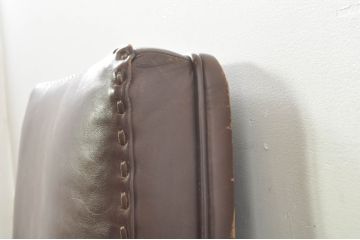スイスビンテージ　希少品!!　mobilia(モビリア)取り扱い　デセデ社　本革　モダンでスタイリッシュなデザインのラウンジチェアとオットマンのセット(イージーチェア、アームチェア、エグゼクティブチェア、オフィスチェア、フットスツール、レザー、ヴィンテージ)(R-077529)