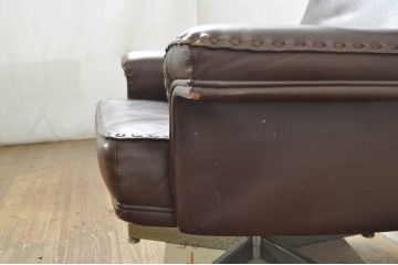 スイスビンテージ　希少品!!　mobilia(モビリア)取り扱い　デセデ社　本革　モダンでスタイリッシュなデザインのラウンジチェアとオットマンのセット(イージーチェア、アームチェア、エグゼクティブチェア、オフィスチェア、フットスツール、レザー、ヴィンテージ)(R-077529)