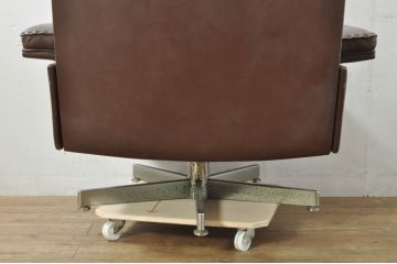 スイスビンテージ　希少品!!　mobilia(モビリア)取り扱い　デセデ社　本革　モダンでスタイリッシュなデザインのラウンジチェアとオットマンのセット(イージーチェア、アームチェア、エグゼクティブチェア、オフィスチェア、フットスツール、レザー、ヴィンテージ)(R-077529)
