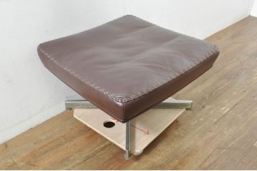 スイスビンテージ　希少品!!　mobilia(モビリア)取り扱い　デセデ社　本革　モダンでスタイリッシュなデザインのラウンジチェアとオットマンのセット(イージーチェア、アームチェア、エグゼクティブチェア、オフィスチェア、フットスツール、レザー、ヴィンテージ)(R-077529)