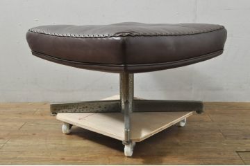 スイスビンテージ　希少品!!　mobilia(モビリア)取り扱い　デセデ社　本革　モダンでスタイリッシュなデザインのラウンジチェアとオットマンのセット(イージーチェア、アームチェア、エグゼクティブチェア、オフィスチェア、フットスツール、レザー、ヴィンテージ)(R-077529)
