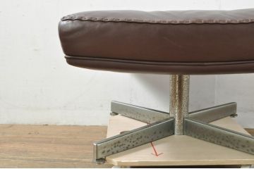 スイスビンテージ　希少品!!　mobilia(モビリア)取り扱い　デセデ社　本革　モダンでスタイリッシュなデザインのラウンジチェアとオットマンのセット(イージーチェア、アームチェア、エグゼクティブチェア、オフィスチェア、フットスツール、レザー、ヴィンテージ)(R-077529)
