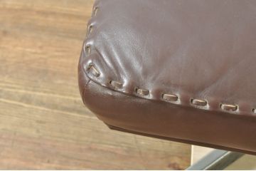 スイスビンテージ　希少品!!　mobilia(モビリア)取り扱い　デセデ社　本革　モダンでスタイリッシュなデザインのラウンジチェアとオットマンのセット(イージーチェア、アームチェア、エグゼクティブチェア、オフィスチェア、フットスツール、レザー、ヴィンテージ)(R-077529)