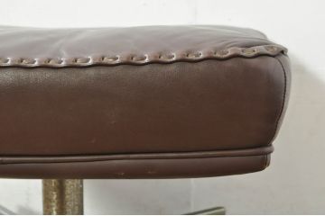 スイスビンテージ　希少品!!　mobilia(モビリア)取り扱い　デセデ社　本革　モダンでスタイリッシュなデザインのラウンジチェアとオットマンのセット(イージーチェア、アームチェア、エグゼクティブチェア、オフィスチェア、フットスツール、レザー、ヴィンテージ)(R-077529)