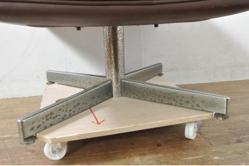 スイスビンテージ　希少品!!　mobilia(モビリア)取り扱い　デセデ社　本革　モダンでスタイリッシュなデザインのラウンジチェアとオットマンのセット(イージーチェア、アームチェア、エグゼクティブチェア、オフィスチェア、フットスツール、レザー、ヴィンテージ)(R-077529)