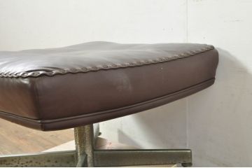 スイスビンテージ　希少品!!　mobilia(モビリア)取り扱い　デセデ社　本革　モダンでスタイリッシュなデザインのラウンジチェアとオットマンのセット(イージーチェア、アームチェア、エグゼクティブチェア、オフィスチェア、フットスツール、レザー、ヴィンテージ)(R-077529)