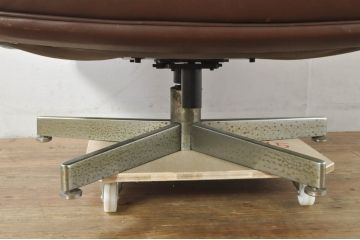 スイスビンテージ　希少品!!　mobilia(モビリア)取り扱い　デセデ社　本革　モダンでスタイリッシュなデザインのラウンジチェア(イージーチェア、アームチェア、エグゼクティブチェア、オフィスチェア、レザー、ヴィンテージ)(R-077530)