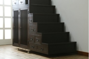 和製アンティーク　美品　美濃地方　檜(ヒノキ)材　希少な手すり付き二段重ね階段箪笥　(R-077534)