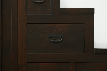 和製アンティーク　美品　美濃地方　檜(ヒノキ)材　希少な手すり付き二段重ね階段箪笥　(R-077534)