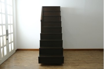 和製アンティーク　美品　美濃地方　檜(ヒノキ)材　希少な手すり付き二段重ね階段箪笥　(R-077534)