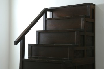 和製アンティーク　美品　美濃地方　檜(ヒノキ)材　希少な手すり付き二段重ね階段箪笥　(R-077534)