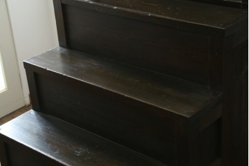 和製アンティーク　美品　美濃地方　檜(ヒノキ)材　希少な手すり付き二段重ね階段箪笥　(R-077534)