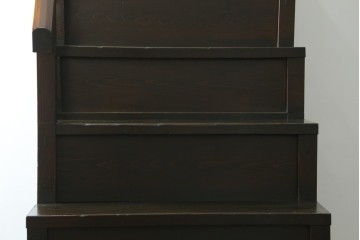 和製アンティーク　美品　美濃地方　檜(ヒノキ)材　希少な手すり付き二段重ね階段箪笥　(R-077534)