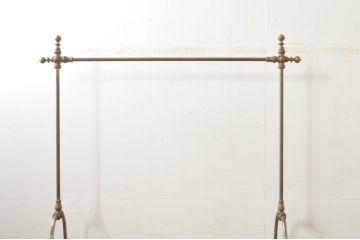 フランスビンテージ　緩やかなカーブを描く脚がお洒落な真鍮(しんちゅう)とアイアンのハンガーラック(ポールハンガー、洋服掛け、コート掛け、店舗什器、ヴィンテージ)(R-077538)
