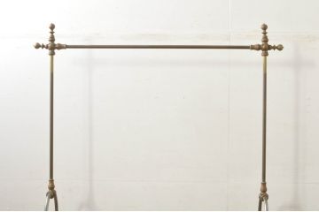 フランスビンテージ　緩やかなカーブを描く脚がお洒落な真鍮(しんちゅう)とアイアンのハンガーラック(ポールハンガー、洋服掛け、コート掛け、店舗什器、ヴィンテージ)(R-077539)