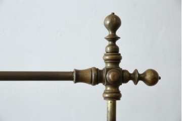 フランスビンテージ　緩やかなカーブを描く脚がお洒落な真鍮(しんちゅう)とアイアンのハンガーラック(ポールハンガー、店舗什器)(R-077545)