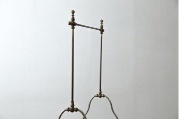 フランスビンテージ　緩やかなカーブを描く脚がお洒落な真鍮(しんちゅう)とアイアンのハンガーラック(ポールハンガー、店舗什器)(R-077545)