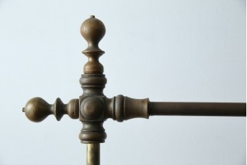 フランスビンテージ　緩やかなカーブを描く脚がお洒落な真鍮(しんちゅう)とアイアンのハンガーラック(ポールハンガー、店舗什器)(R-077545)