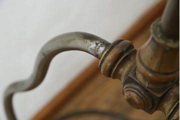 フランスビンテージ　緩やかなカーブを描く脚がお洒落な真鍮(しんちゅう)とアイアンのハンガーラック(ポールハンガー、店舗什器)(R-077545)